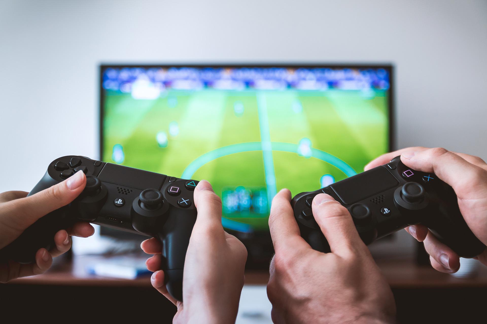 ecran et manettes jeux vidéo