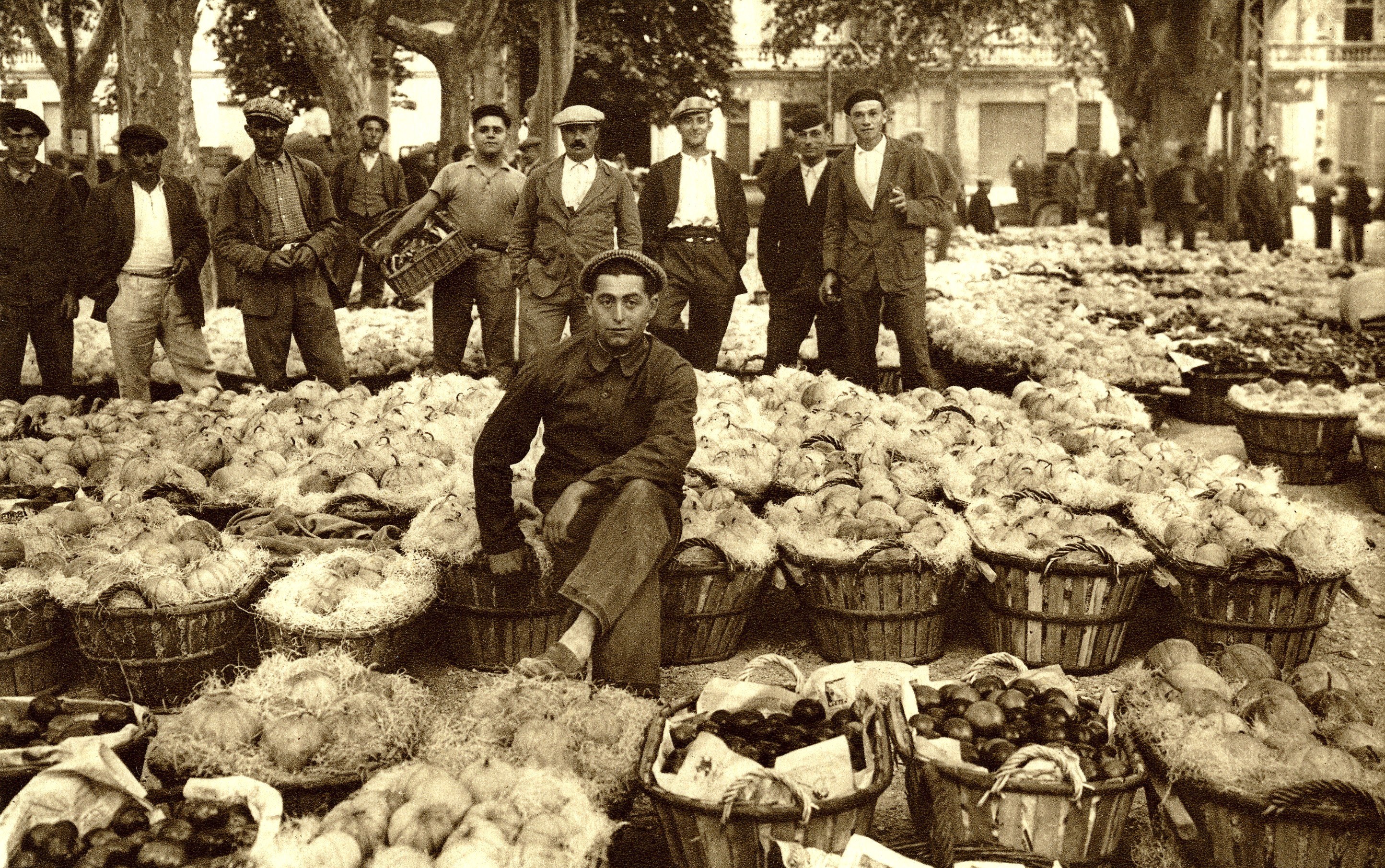 photo ancienne place du clos cavaillon marché aux melons