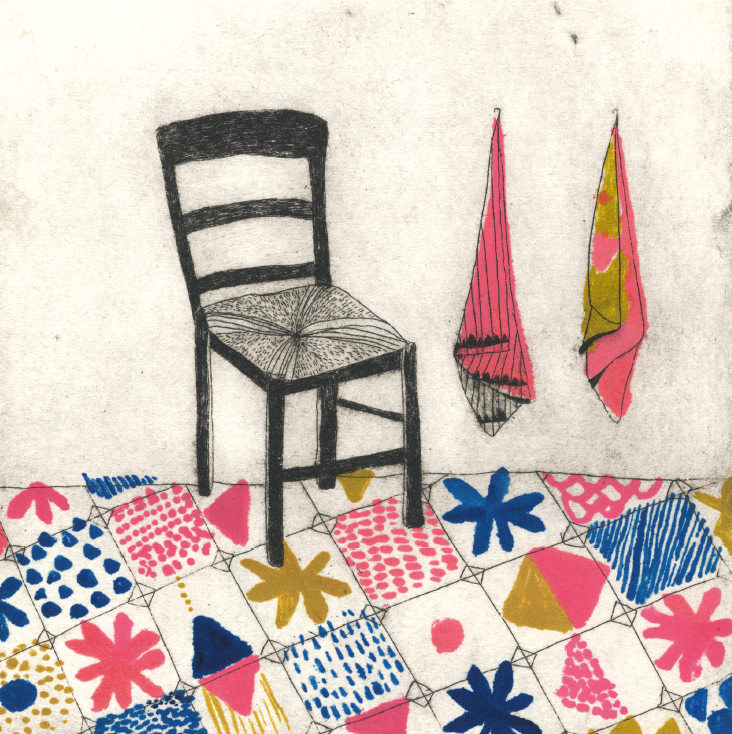 Une chaise en bois sur un sol aux motifs colorés