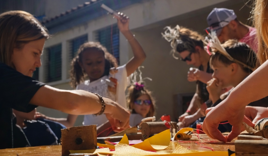 un groupe de personnes autour d'une table avec du matériel de création