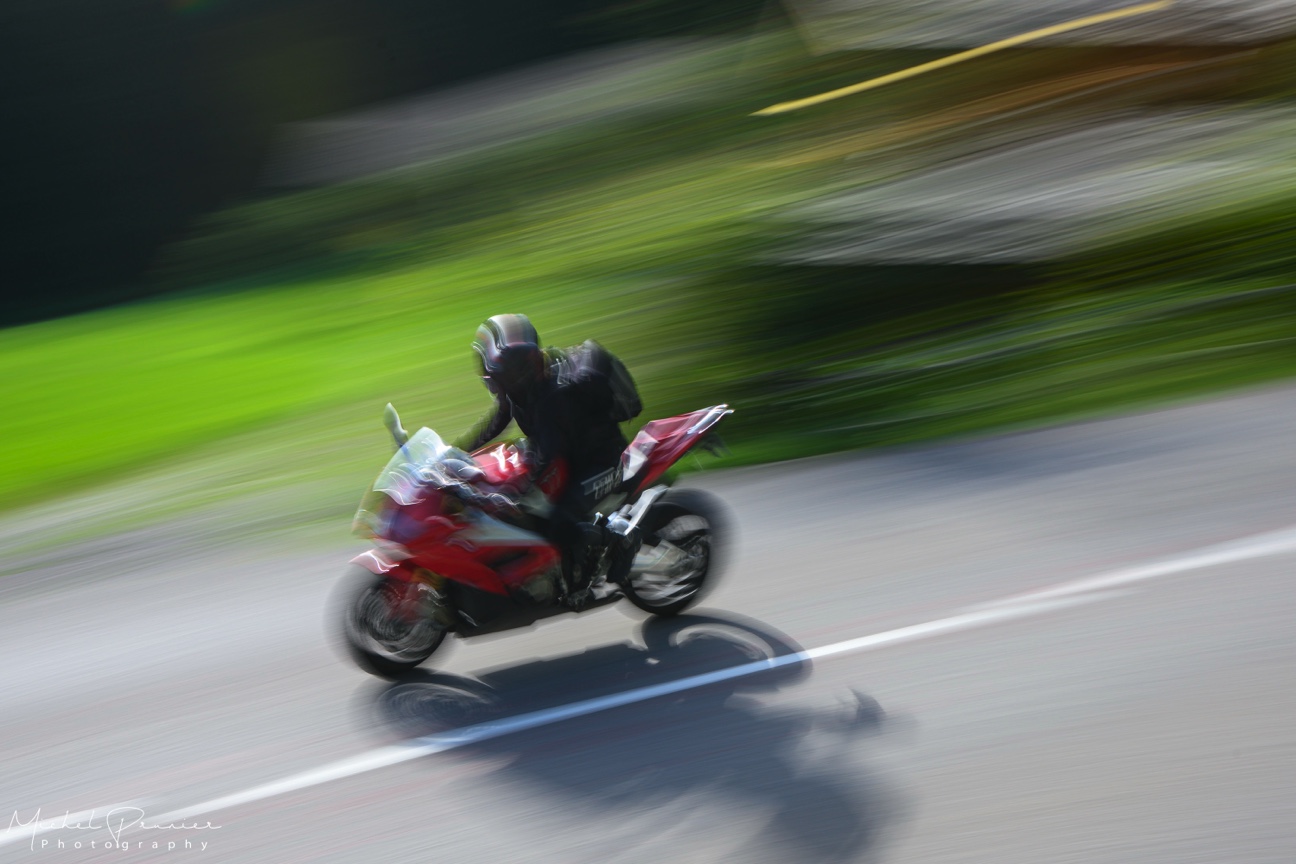 photographie d'une moto sur la route