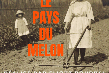 femme labourant un champs et petite fille à côté